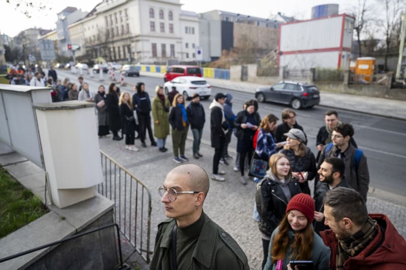 Zástupy Rusů v Česku přišly na velvyslanectví hlasovat v prezidentských volbách.