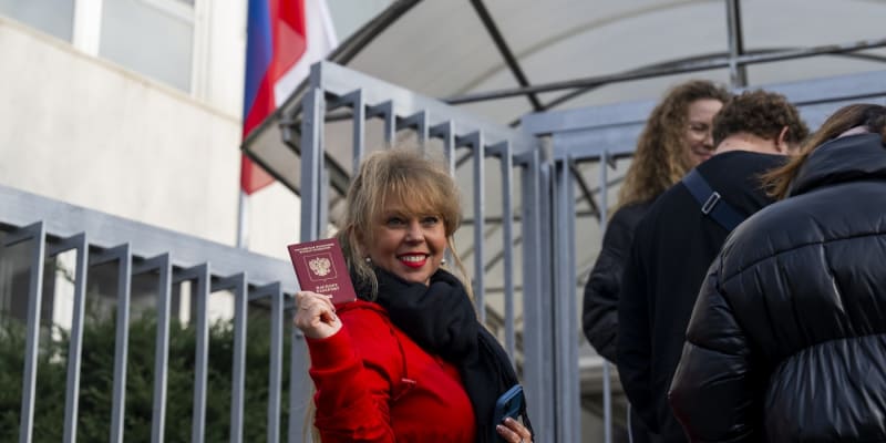 Zástupy Rusů v Česku přišly na velvyslanectví hlasovat v prezidentských volbách