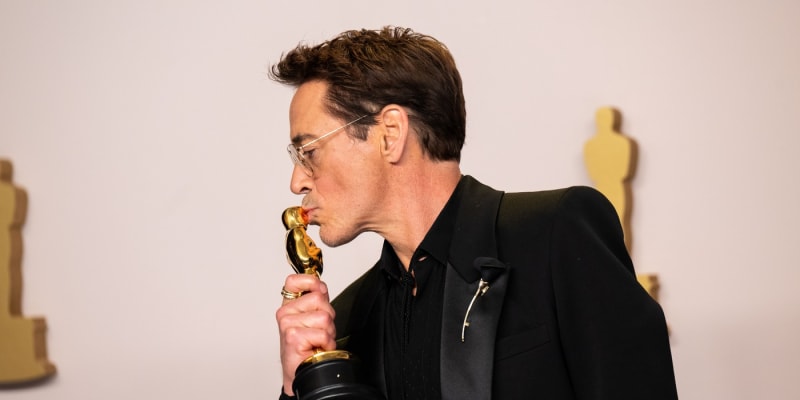 Robert Downey Jr. se svých Oscarem za výkon ve filmu Oppenheimer