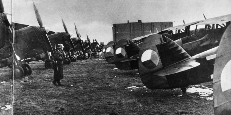 Československá letadla s německou stráží na letišti v Hradi Králové 15. března 1939
