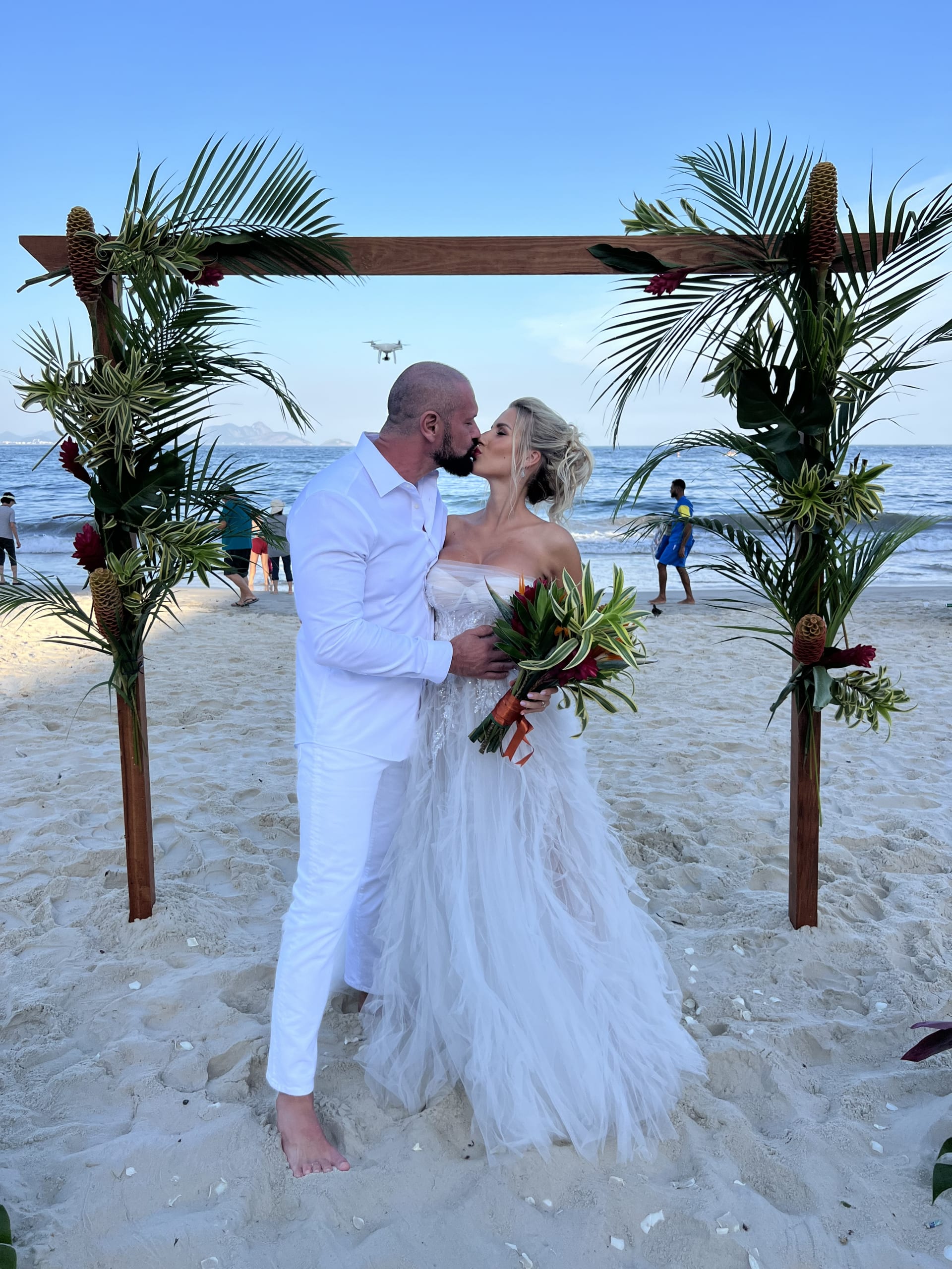 Svatba proběhla na pláži Copacabana.