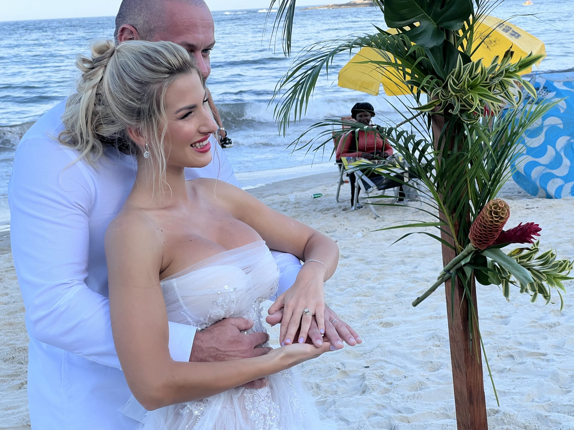 Tajná svatba moderátora Tomáše Vzorka. S influencerkou Táňou se vzali na pláži Copacabana