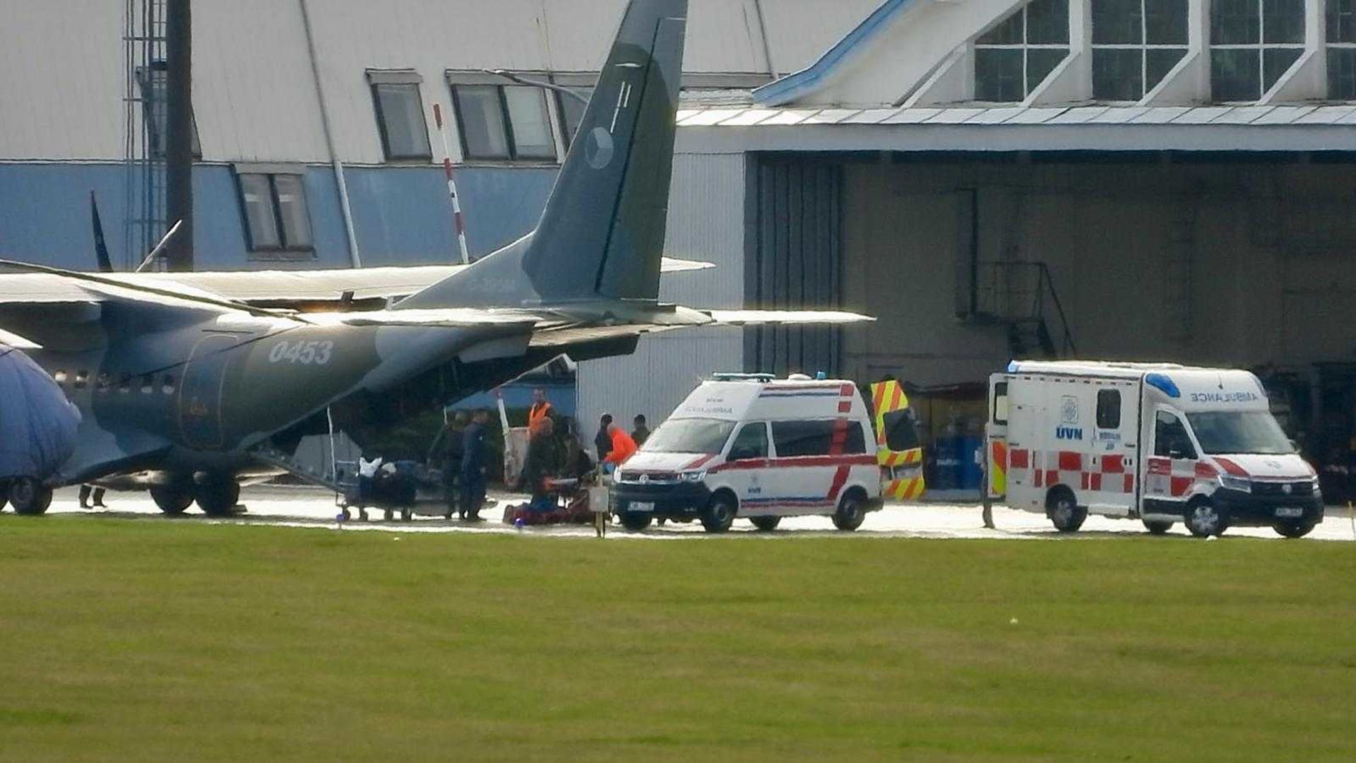 Zranění Češi byli letecky přepraveni do Prahy. Vozili pomoc na Ukrajinu, zranění mají z vážné autonehody.