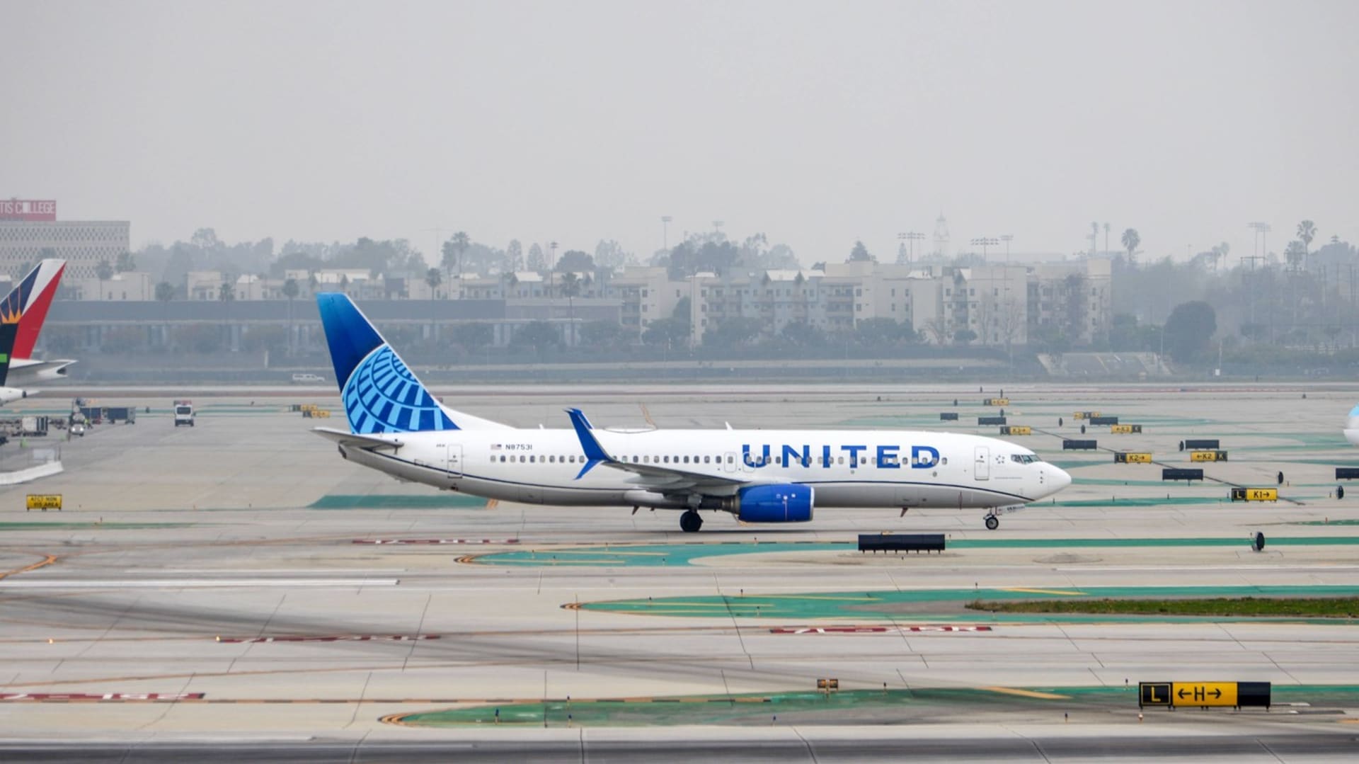 Boeing 737-800 United Airlines.