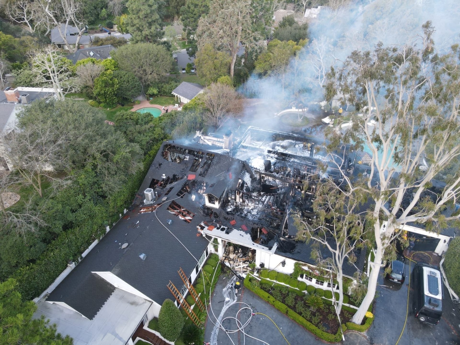 Rozsáhlý požár zachvátil dům modelky Cary Delevingne v Los Angeles. 