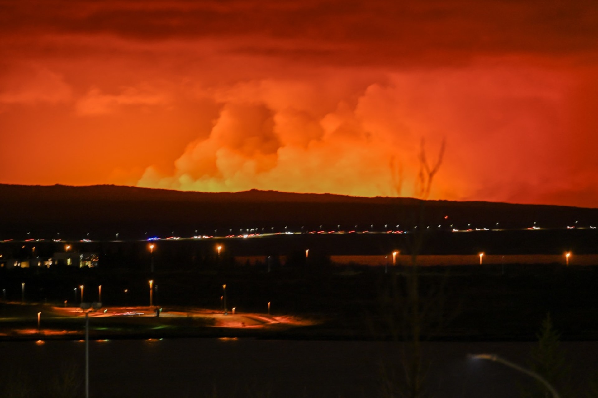 Roztavená láva vytéká ze sopečné pukliny na poloostrově Reykjanes. (16.3.2024)