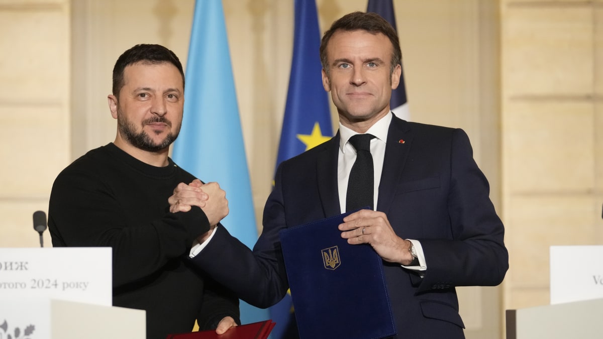 Emmanuel Macron a Volodymyr Zelenskyj stvrdili v Paříži bezpečnostní dohodu. (16.2.2024)