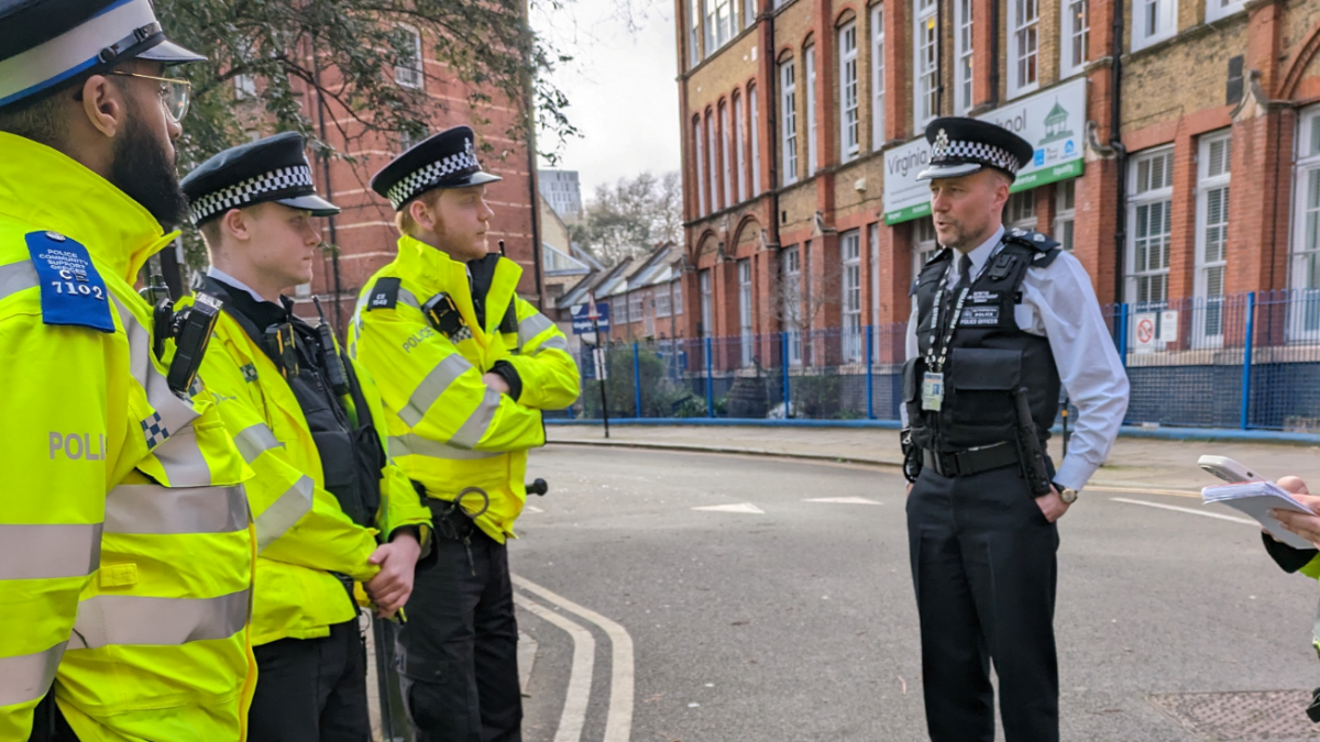 Londýnská policie pátrá po člověku, který střílí na kolemjdoucí z kuše.