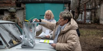 Ruské volby pod dohledem samopalů. Hlasuje se i na Ukrajině, urny nosí až k voličům domů