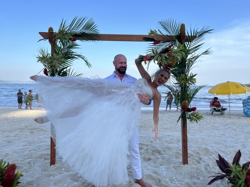 Tajná svatba moderátora Tomáše Vzorka. S influencerkou Táňou se vzali na pláži Copacabana
