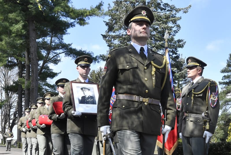 Slavnostní přenesení ostatků generála Františka Moravce a čáslavský hřbitov