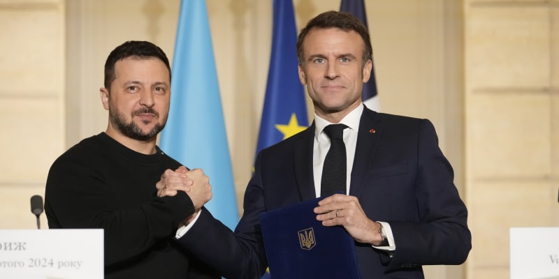 Emmanuel Macron a Volodymyr Zelenskyj stvrdili v Paříži bezpečnostní dohodu. (16.2.2024)