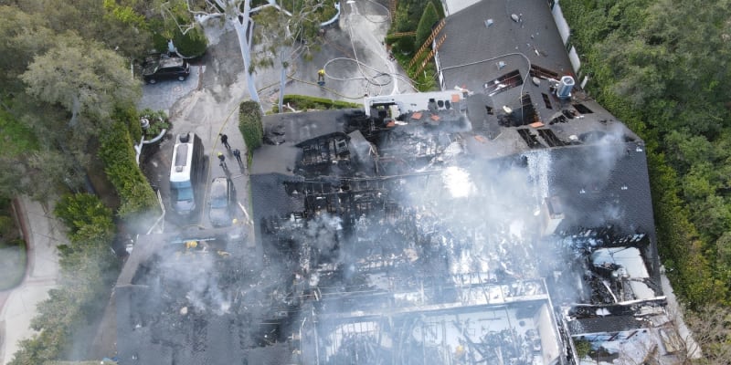 Rozsáhlý požár zachvátil dům modelky Cary Delevingne v Los Angeles. 