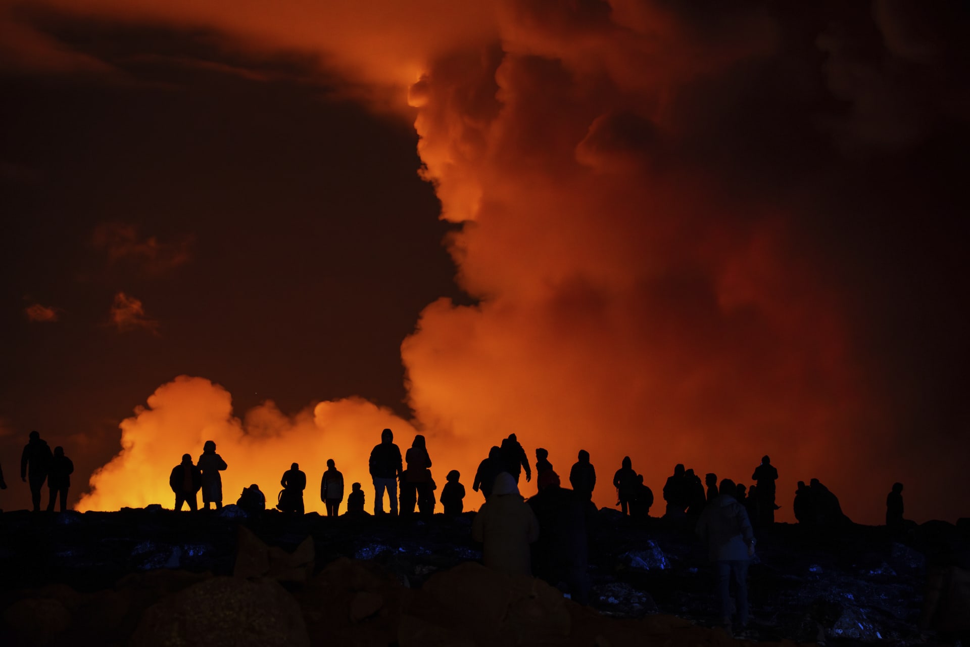 Na poloostrově Reykjanes na jihozápadě Islandu začala sopečná erupce (16. 3  2024)