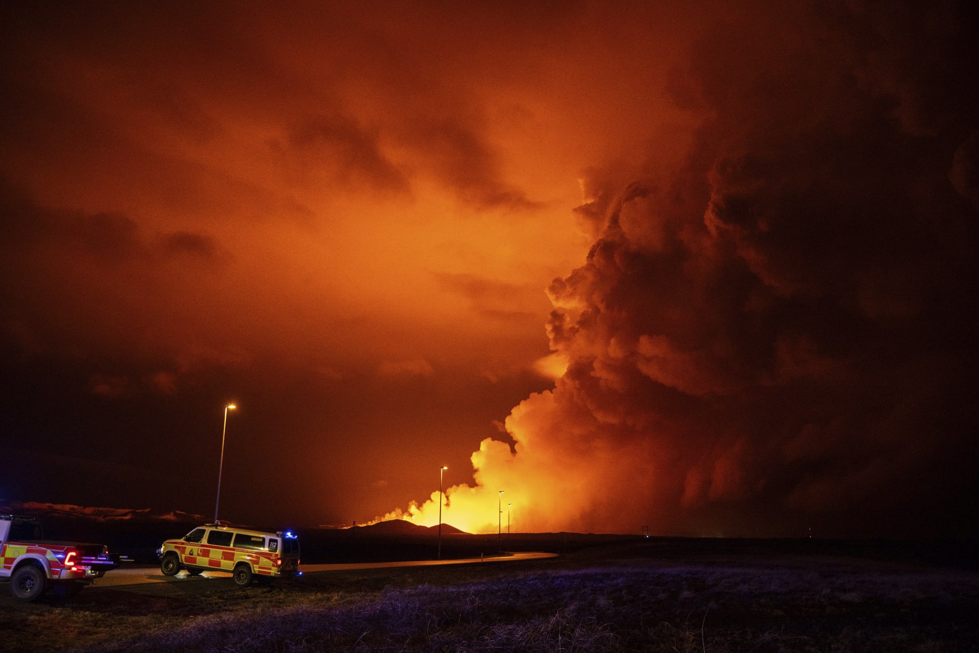 Na poloostrově Reykjanes na jihozápadě Islandu začala sopečná erupce (16. 3  2024)