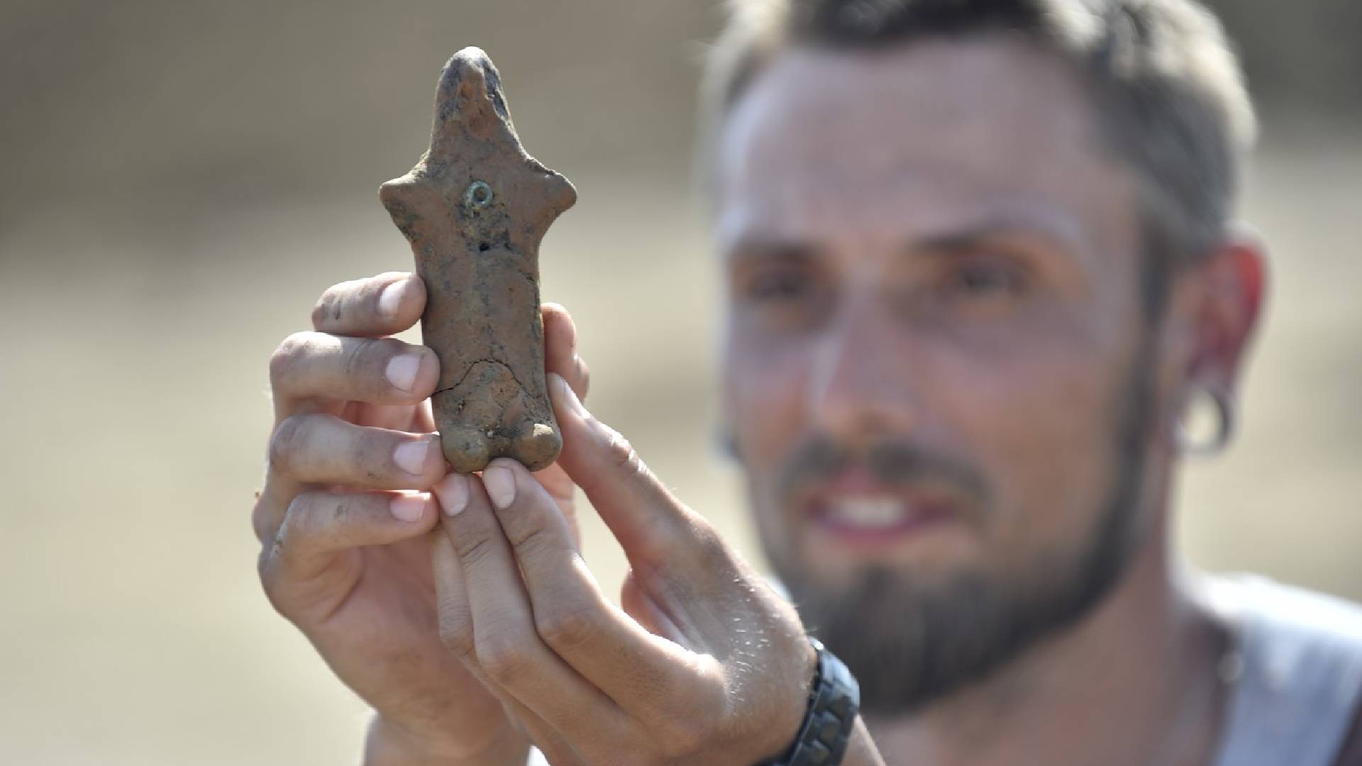 Archeolog Miroslav Popelka ukazuje hliněnou plastiku z doby bronzové objevenou u Otrokovic na Zlínsku. Průzkum zde souvisí s výstavbou dálnice D55