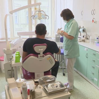 Desetitisíce lidí bez zubaře zneužívají stomatologické pohotovosti.