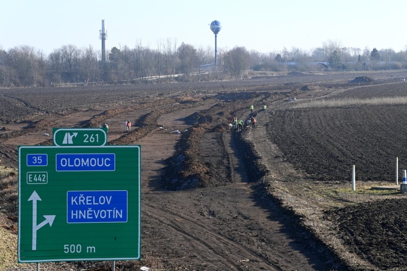 U Křelova (obchvat Olomouce na D35) narazili archeologové v lednu 2024 na rozsáhlé pohřebiště více než 80 hrobů ze začátku doby bronzové
