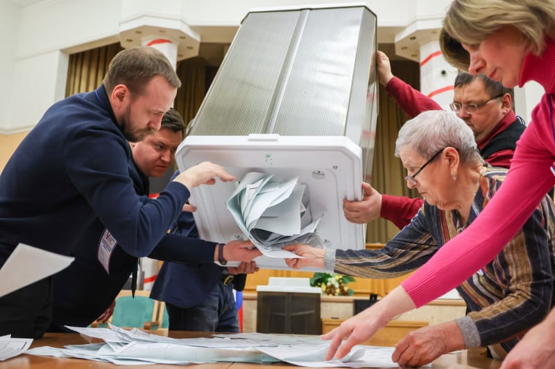 Scitani volebni hlasu v Novosibirsku