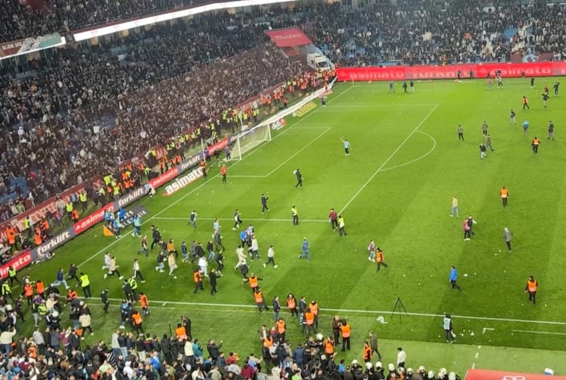 Fotbalisty Fenerbahce Istanbul napadli po utkání turecké ligy ve velkém fanoušci domácího Trabzonsporu. (17.3.2024)