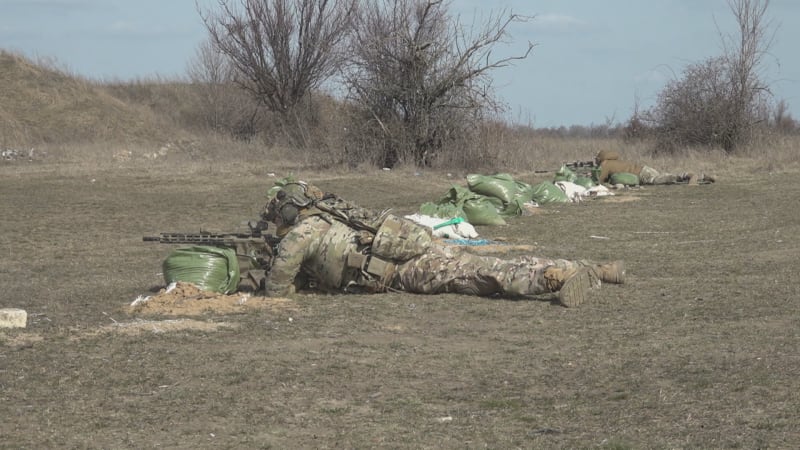 Slovenští dobrovolníci v elitní jednotce ukrajinské vojenské rozvědky přiblížili, jak probíhá čištění zákopů na Ukrajině.