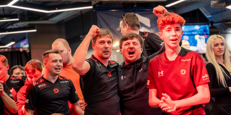 Z vítězství na prvním Counter-Strike turnaji se radují hráči Dynamo Eclot.