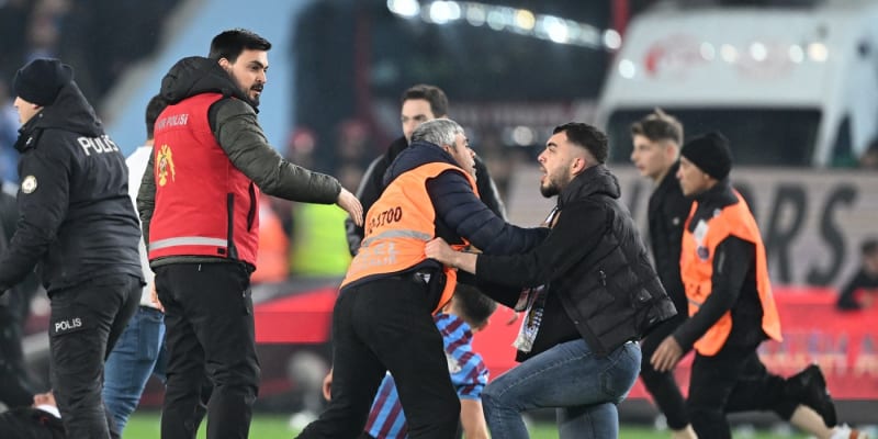 Fotbalisty Fenerbahce Istanbul napadli po utkání turecké ligy ve velkém fanoušci domácího Trabzonsporu. (17.3.2024)