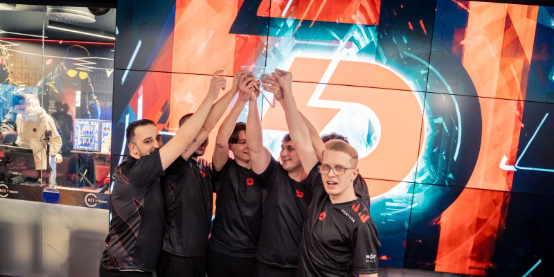 Z vítězství na prvním Counter-Strike turnaji se radují hráči Dynamo Eclot.
