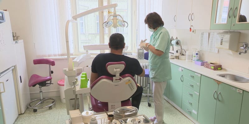 Desetitisíce lidí bez zubaře zneužívají stomatologické pohotovosti.