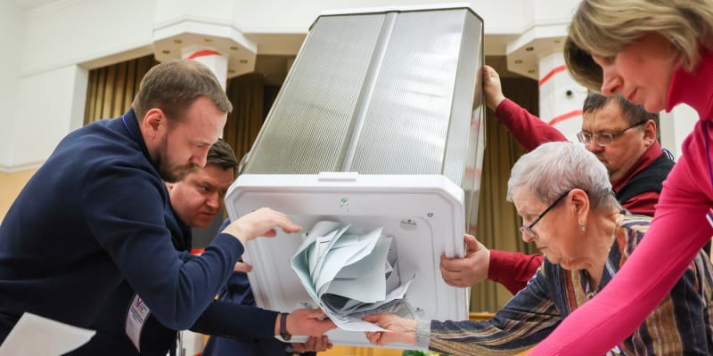 Scitani volebni hlasu v Novosibirsku