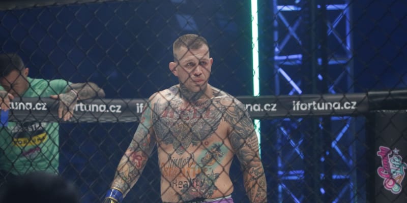 MMA zápasník Václav „Baba Jaga“ Mikulášek pátrá po ukradené fence.