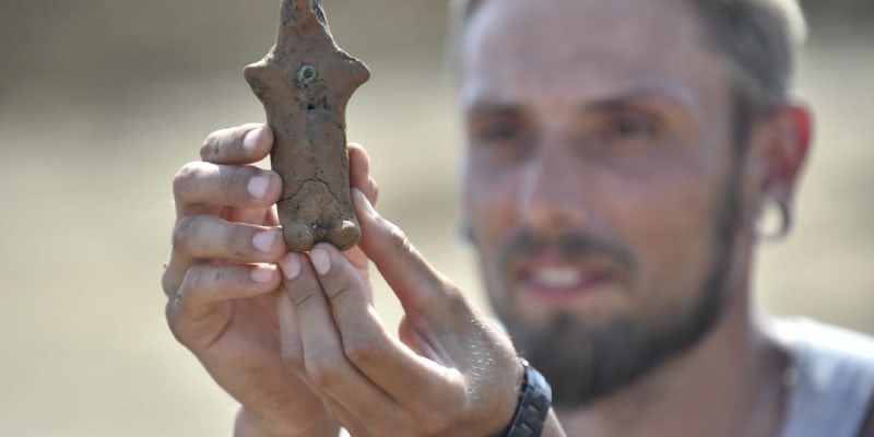 Archeolog Miroslav Popelka ukazuje hliněnou plastiku z doby bronzové objevenou u Otrokovic na Zlínsku. Průzkum zde souvisí s výstavbou dálnice D55