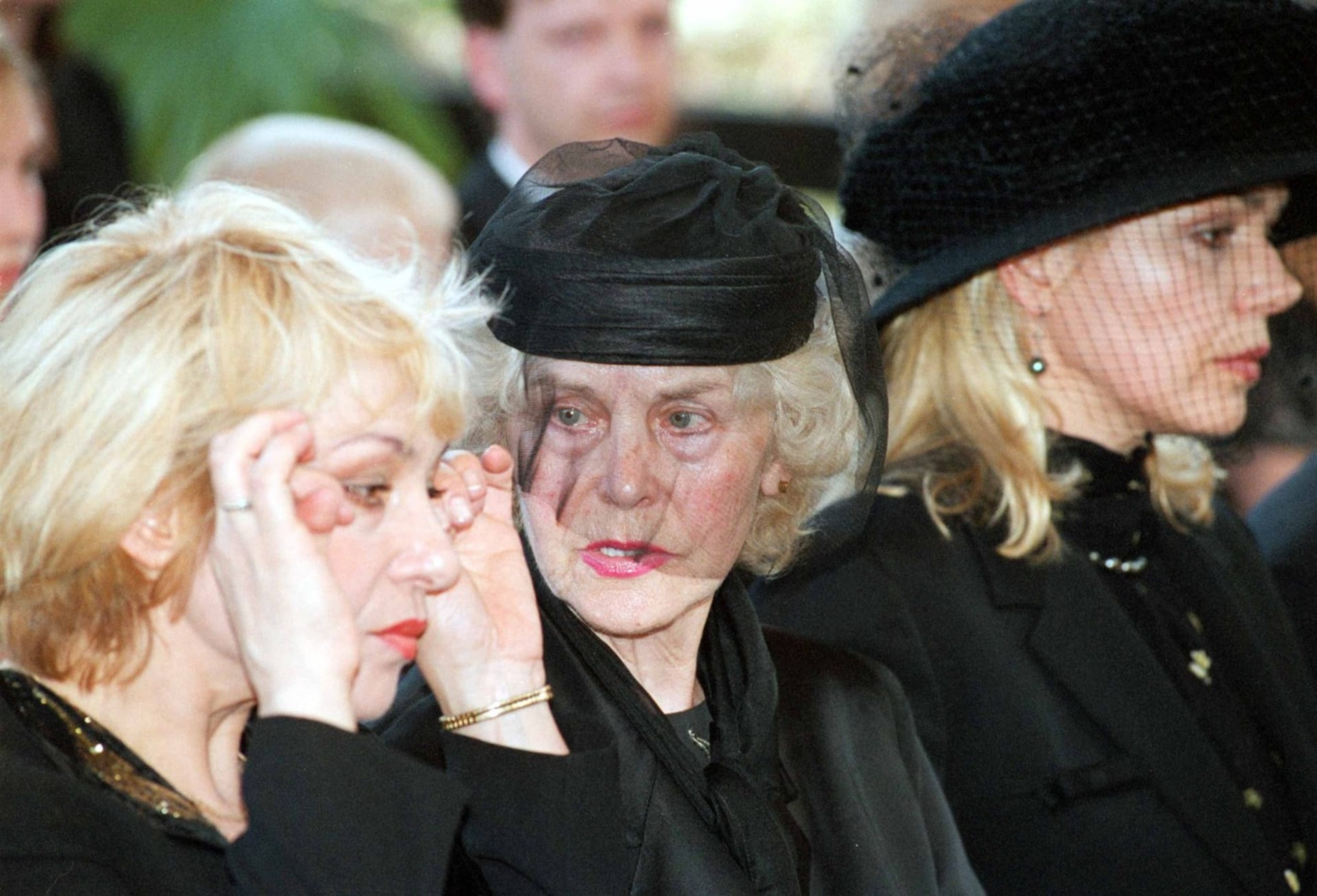 Dagmar se sestrou Evou a maminkou na pohřbu svého tatínka. 
