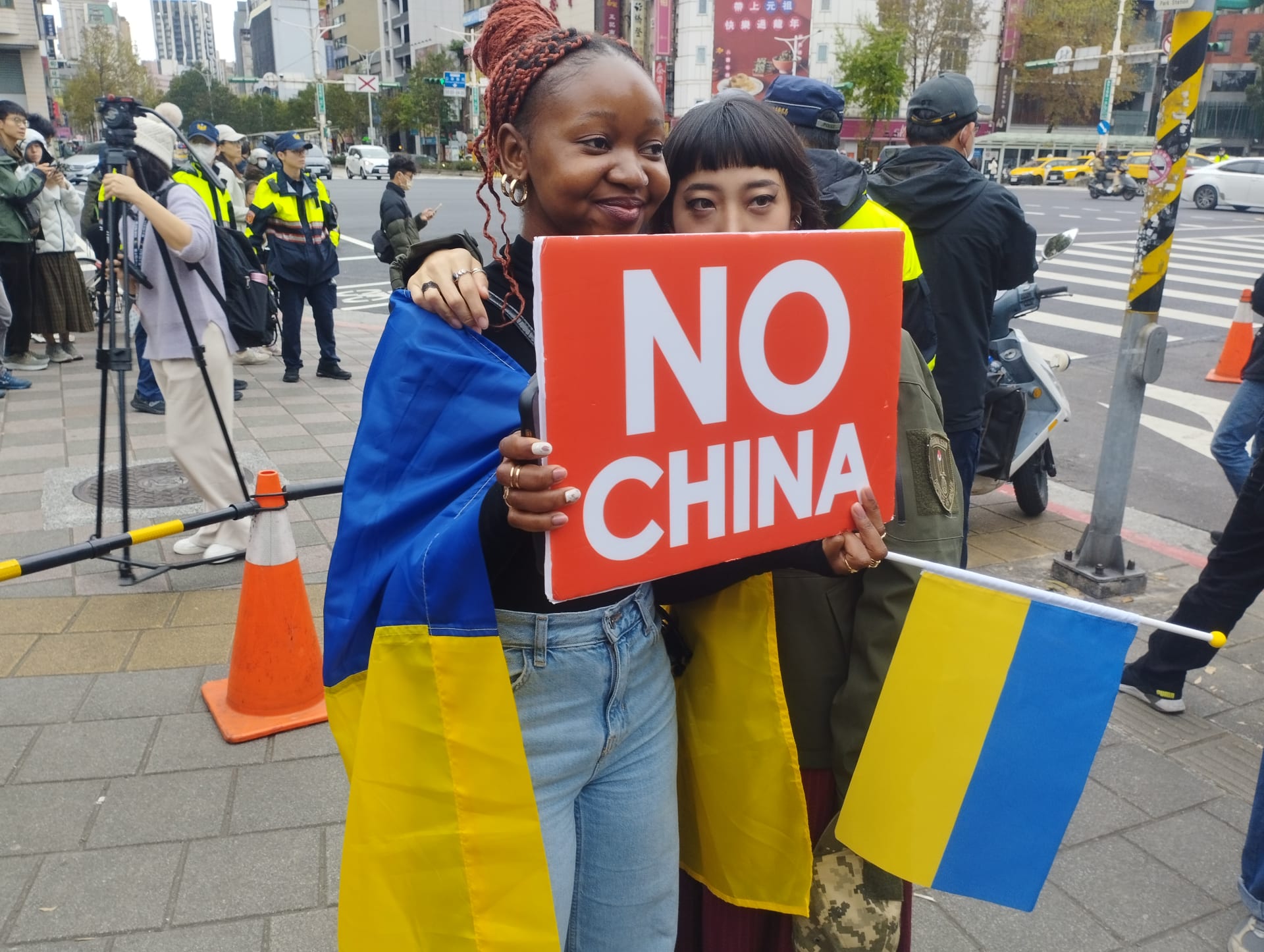 Demostrace na podporu Ukrajiny v Tchaj-pej jsou zároveň varováním před invazí Číny na Tchaj-wan.