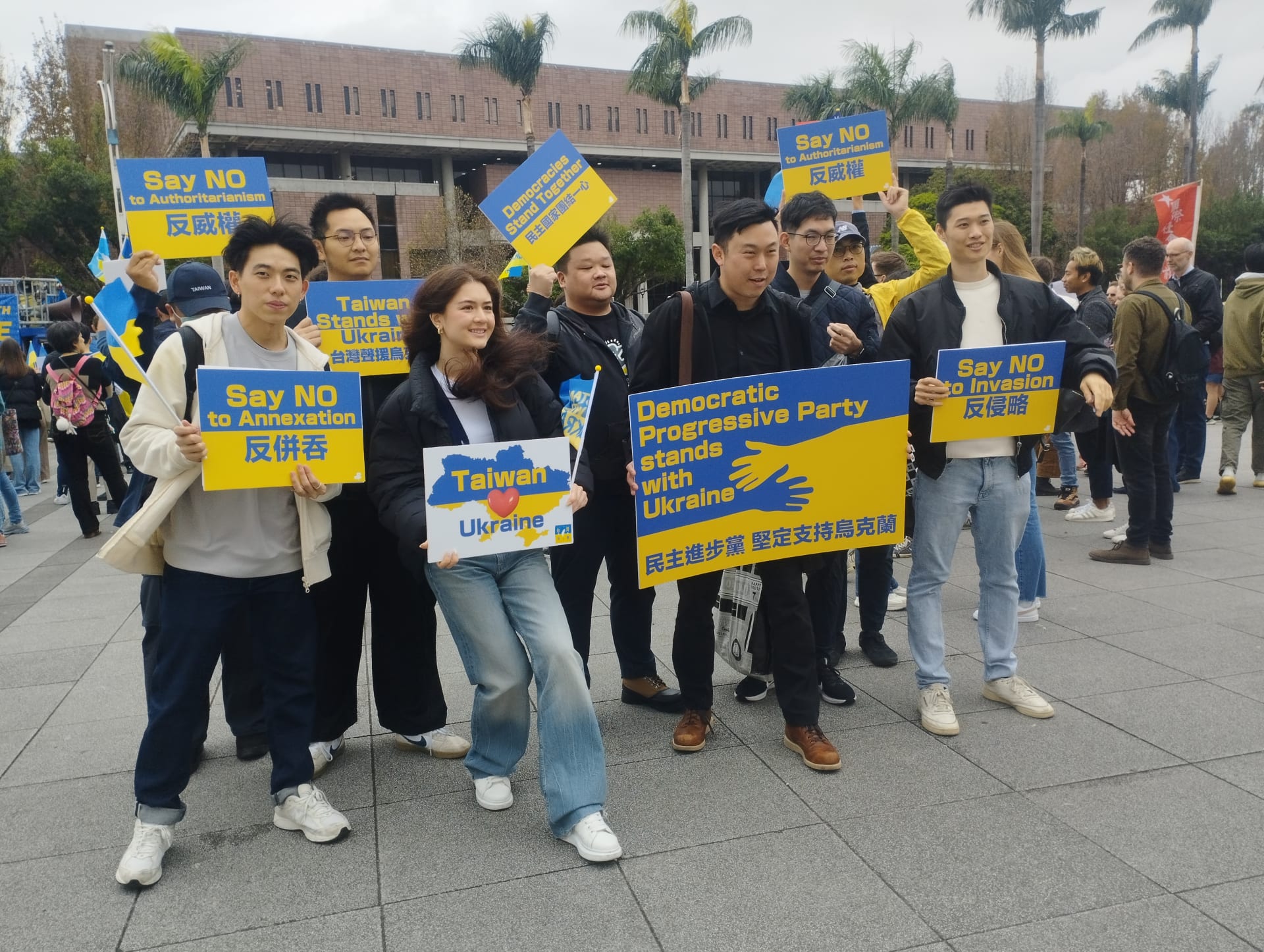 Demostrace na podporu Ukrajiny v Tchaj-pej jsou zároveň varováním před invazí Číny na Tchaj-wan. Na snímku politici z Demokratické pokrokové strany (DPP)