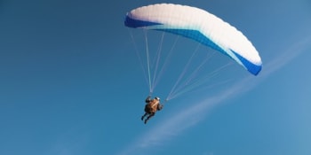 Srážka kluzáku s lanovkou v Alpách: Paraglidistka zemřela, nehodě přihlíželi její blízcí