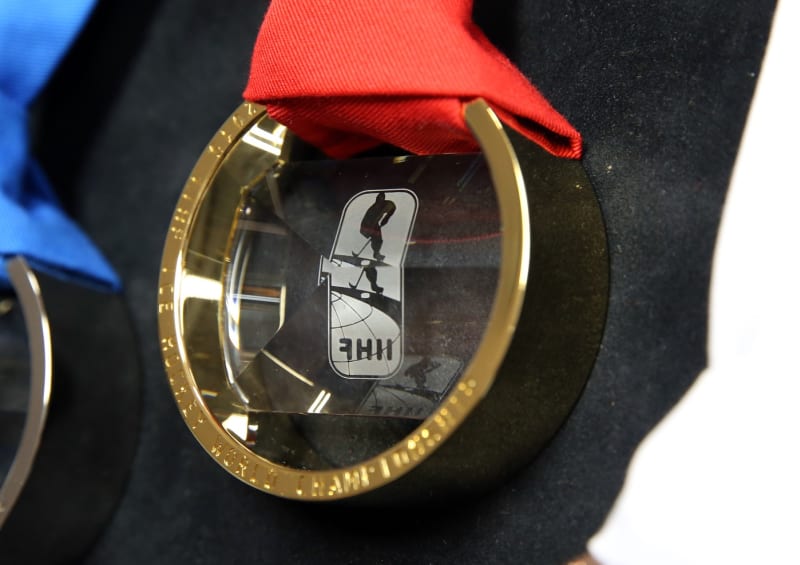 Stejně jako v roce 2015 (na snímku) budou medaile pro MS v hokeji 2024 z křišťálového skla.