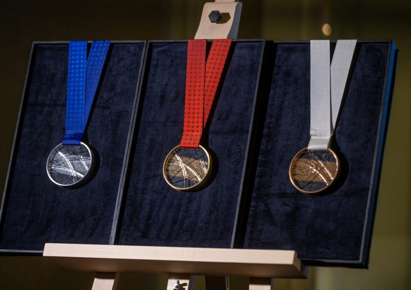 Češi pokračují v tradici. Medaile (na snímku) pro MS v hokeji 2024 jsou z křišťálového skla.