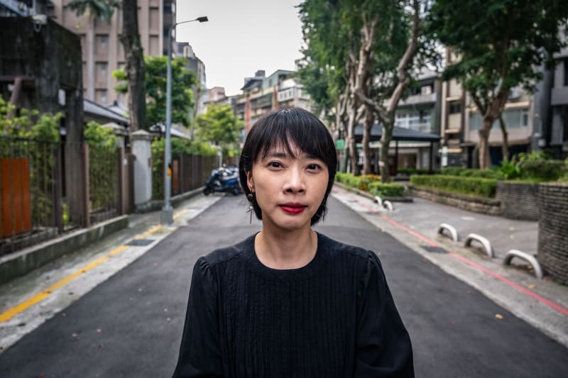 Oblíbená tchajwanská esejistka Yan Shu-xia (言叔夏) nesla těžce vstup totality do Hongkongu. Podobně by podle ní skončila idea jednoho čínského státu a dvou systémů i na Tchaj-wanu.