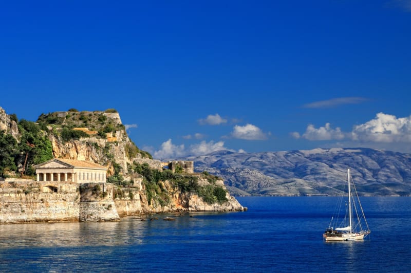 Mezi nejoblíbenější letní destinace patří řecké ostrovy.