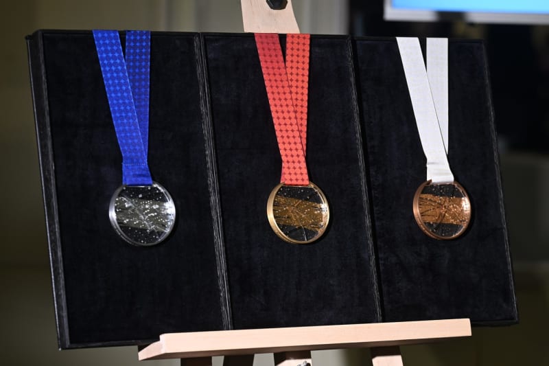 Češi pokračují v tradici. Medaile (na snímku) pro MS v hokeji 2024 jsou z křišťálového skla.