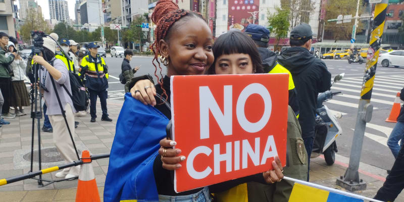 Demostrace na podporu Ukrajiny v Tchaj-pej jsou zároveň varováním před invazí Číny na Tchaj-wan.