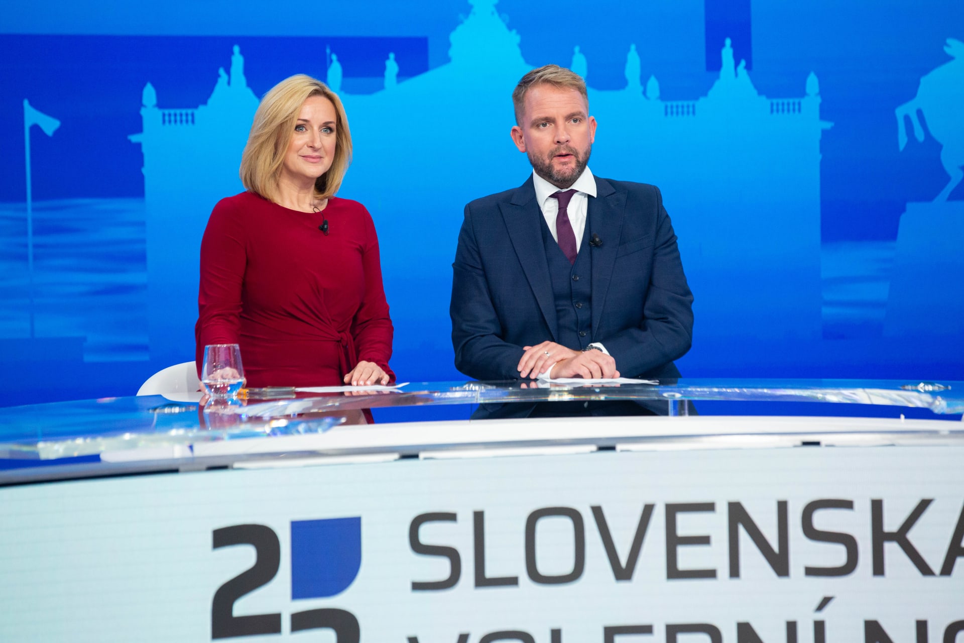 Moderátoři Terezie Tománková a Libor Bouček vyzpovídají řadu komentátorů, bývalých politiků i expertů s vazbami na Slovensko.