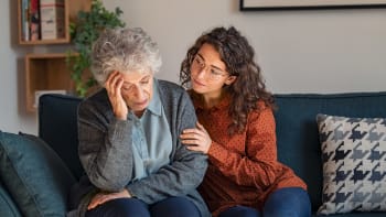 Lidí s Alzheimerem v Česku přibývá. Experti prozradili, na jaké příznaky si dát pozor