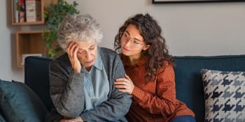 Lidí s Alzheimerem v Česku přibývá. Experti prozradili, na jaké příznaky si dát pozor