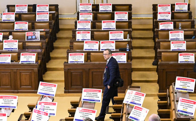 Transparenty poslanců hnutí ANO během úterní schůze