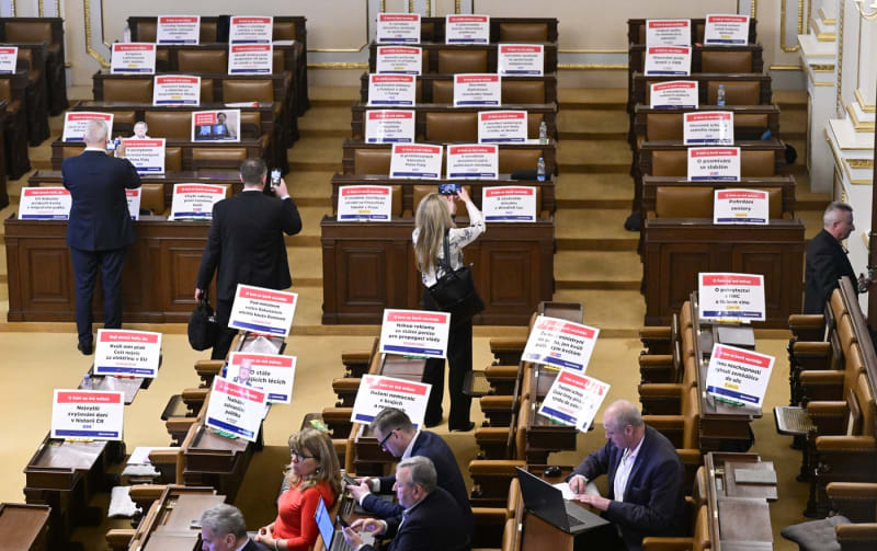 Transparenty poslanců hnutí ANO během úterní schůze