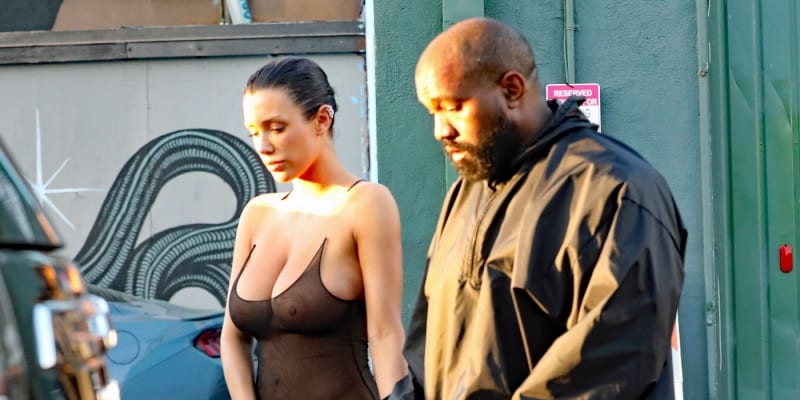Podle některých Kanye West svou ženu ovládá.