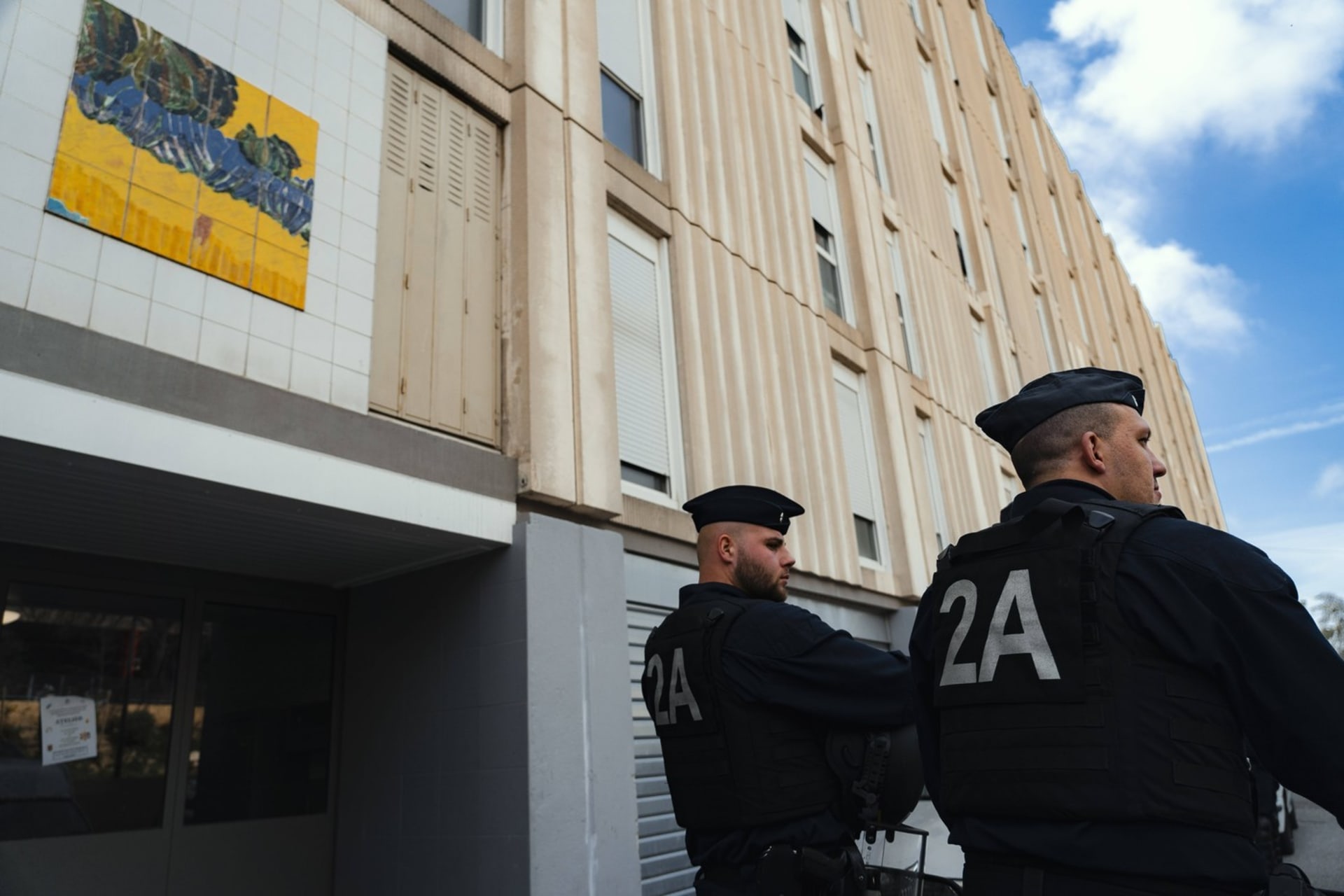 Policie v Marseille bojuje proti drogovým gangům.