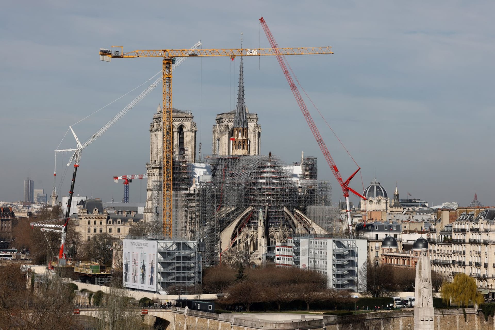 Rekonstrukce slavné katedrály Notre-Dame jde do finále
